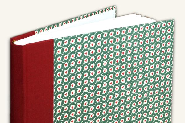 Photo album, red linen spine, green cover, geometric pattern, small triangles, white, red